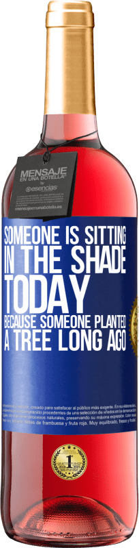 29,95 € 免费送货 | 桃红葡萄酒 ROSÉ版 今天有人坐在树荫下，因为很久以前有人种了一棵树 蓝色标签. 可自定义的标签 青年酒 收成 2023 Tempranillo