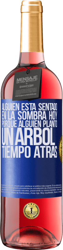 29,95 € Envío gratis | Vino Rosado Edición ROSÉ Alguien está sentado en la sombra hoy, porque alguien plantó un árbol tiempo atrás Etiqueta Azul. Etiqueta personalizable Vino joven Cosecha 2024 Tempranillo