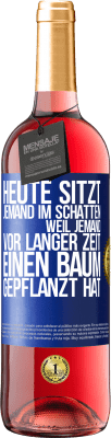 29,95 € Kostenloser Versand | Roséwein ROSÉ Ausgabe Heute sitzt jemand im Schatten, weil jemand vor langer Zeit einen Baum gepflanzt hat Blaue Markierung. Anpassbares Etikett Junger Wein Ernte 2023 Tempranillo