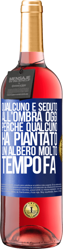 29,95 € Spedizione Gratuita | Vino rosato Edizione ROSÉ Qualcuno è seduto all'ombra oggi, perché qualcuno ha piantato un albero molto tempo fa Etichetta Blu. Etichetta personalizzabile Vino giovane Raccogliere 2024 Tempranillo