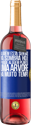 29,95 € Envio grátis | Vinho rosé Edição ROSÉ Alguém está sentado na sombra hoje, porque alguém plantou uma árvore há muito tempo Etiqueta Azul. Etiqueta personalizável Vinho jovem Colheita 2023 Tempranillo