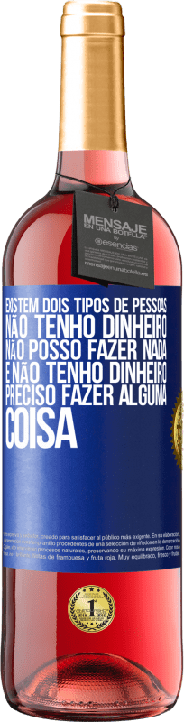 29,95 € Envio grátis | Vinho rosé Edição ROSÉ Existem dois tipos de pessoas. Não tenho dinheiro, não posso fazer nada e Não tenho dinheiro, preciso fazer alguma coisa Etiqueta Azul. Etiqueta personalizável Vinho jovem Colheita 2025 Tempranillo