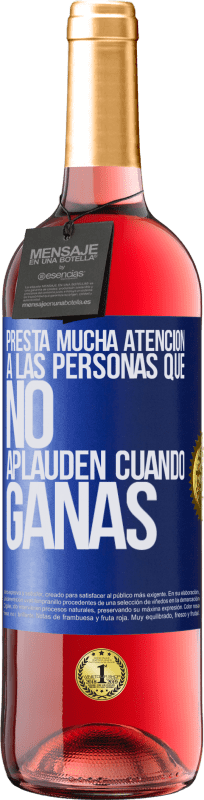 29,95 € Envío gratis | Vino Rosado Edición ROSÉ Presta mucha atención a las personas que no aplauden cuando ganas Etiqueta Azul. Etiqueta personalizable Vino joven Cosecha 2024 Tempranillo