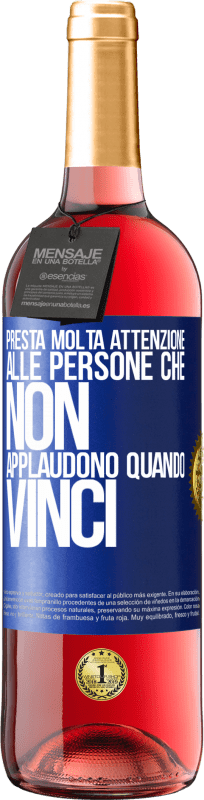 29,95 € Spedizione Gratuita | Vino rosato Edizione ROSÉ Presta molta attenzione alle persone che non applaudono quando vinci Etichetta Blu. Etichetta personalizzabile Vino giovane Raccogliere 2024 Tempranillo