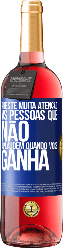 29,95 € Envio grátis | Vinho rosé Edição ROSÉ Preste muita atenção às pessoas que não aplaudem quando você ganha Etiqueta Azul. Etiqueta personalizável Vinho jovem Colheita 2024 Tempranillo