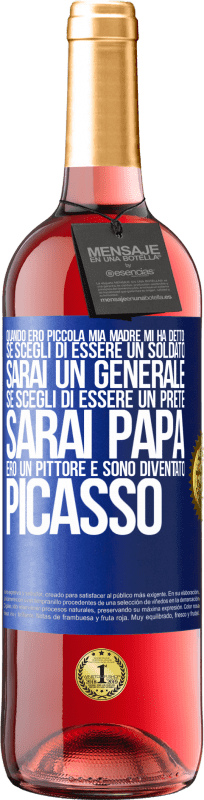 29,95 € Spedizione Gratuita | Vino rosato Edizione ROSÉ Quando ero piccola mia madre mi ha detto: se scegli di essere un soldato, sarai un generale Se scegli di essere un prete, Etichetta Blu. Etichetta personalizzabile Vino giovane Raccogliere 2024 Tempranillo