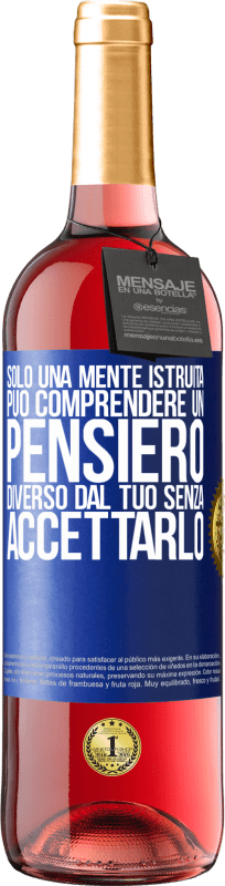 29,95 € Spedizione Gratuita | Vino rosato Edizione ROSÉ Solo una mente istruita può comprendere un pensiero diverso dal tuo senza accettarlo Etichetta Blu. Etichetta personalizzabile Vino giovane Raccogliere 2024 Tempranillo