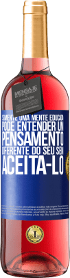 29,95 € Envio grátis | Vinho rosé Edição ROSÉ Somente uma mente educada pode entender um pensamento diferente do seu sem aceitá-lo Etiqueta Azul. Etiqueta personalizável Vinho jovem Colheita 2024 Tempranillo