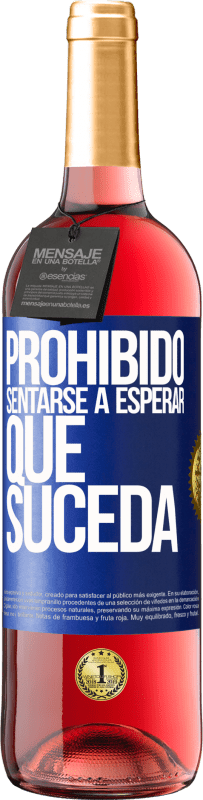 29,95 € Envío gratis | Vino Rosado Edición ROSÉ Prohibido sentarse a esperar que suceda Etiqueta Azul. Etiqueta personalizable Vino joven Cosecha 2024 Tempranillo