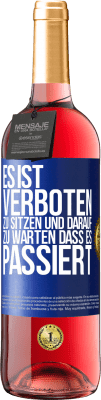 29,95 € Kostenloser Versand | Roséwein ROSÉ Ausgabe Es ist verboten zu sitzen und darauf zu warten, dass es passiert Blaue Markierung. Anpassbares Etikett Junger Wein Ernte 2023 Tempranillo