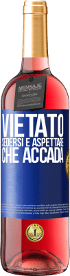 29,95 € Spedizione Gratuita | Vino rosato Edizione ROSÉ Vietato sedersi e aspettare che accada Etichetta Blu. Etichetta personalizzabile Vino giovane Raccogliere 2023 Tempranillo