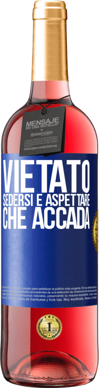 29,95 € Spedizione Gratuita | Vino rosato Edizione ROSÉ Vietato sedersi e aspettare che accada Etichetta Blu. Etichetta personalizzabile Vino giovane Raccogliere 2024 Tempranillo