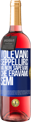 29,95 € Spedizione Gratuita | Vino rosato Edizione ROSÉ Volevano seppellirci. Ma non sapevano che eravamo semi Etichetta Blu. Etichetta personalizzabile Vino giovane Raccogliere 2023 Tempranillo