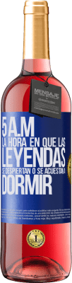 29,95 € Envío gratis | Vino Rosado Edición ROSÉ 5 A.M. La hora en que las leyendas se despiertan o se acuestan a dormir Etiqueta Azul. Etiqueta personalizable Vino joven Cosecha 2024 Tempranillo