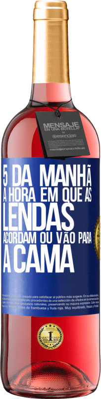 29,95 € Envio grátis | Vinho rosé Edição ROSÉ 5 da manhã A hora em que as lendas acordam ou vão para a cama Etiqueta Azul. Etiqueta personalizável Vinho jovem Colheita 2024 Tempranillo