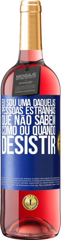 29,95 € Envio grátis | Vinho rosé Edição ROSÉ Eu sou uma daquelas pessoas estranhas que não sabem como ou quando desistir Etiqueta Azul. Etiqueta personalizável Vinho jovem Colheita 2024 Tempranillo