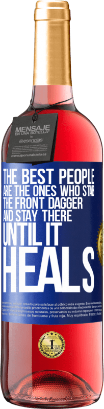 29,95 € Free Shipping | Rosé Wine ROSÉ Edition The best people are the ones who stab the front dagger and stay there until it heals Blue Label. Customizable label Young wine Harvest 2024 Tempranillo