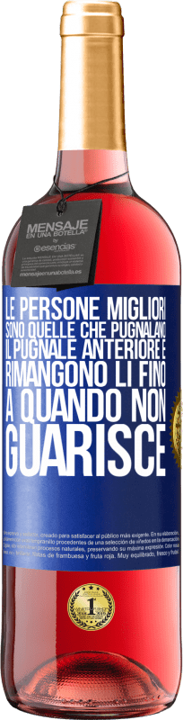 29,95 € Spedizione Gratuita | Vino rosato Edizione ROSÉ Le persone migliori sono quelle che pugnalano il pugnale anteriore e rimangono lì fino a quando non guarisce Etichetta Blu. Etichetta personalizzabile Vino giovane Raccogliere 2024 Tempranillo