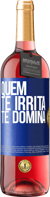 29,95 € Envio grátis | Vinho rosé Edição ROSÉ Quem te irrita, te domina Etiqueta Azul. Etiqueta personalizável Vinho jovem Colheita 2024 Tempranillo