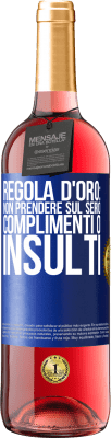 29,95 € Spedizione Gratuita | Vino rosato Edizione ROSÉ Regola d'oro: non prendere sul serio complimenti o insulti Etichetta Blu. Etichetta personalizzabile Vino giovane Raccogliere 2024 Tempranillo