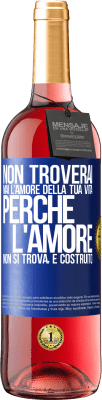 29,95 € Spedizione Gratuita | Vino rosato Edizione ROSÉ Non troverai mai l'amore della tua vita. Perché l'amore non si trova, è costruito Etichetta Blu. Etichetta personalizzabile Vino giovane Raccogliere 2025 Tempranillo