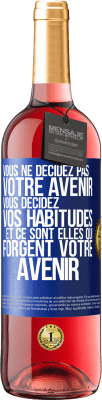 29,95 € Envoi gratuit | Vin rosé Édition ROSÉ Vous ne décidez pas votre avenir. Vous décidez vos habitudes et ce sont elles qui forgent votre avenir Étiquette Bleue. Étiquette personnalisable Vin jeune Récolte 2024 Tempranillo