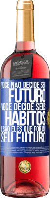 29,95 € Envio grátis | Vinho rosé Edição ROSÉ Você não decide seu futuro. Você decide seus hábitos, e são eles que forjam seu futuro Etiqueta Azul. Etiqueta personalizável Vinho jovem Colheita 2024 Tempranillo