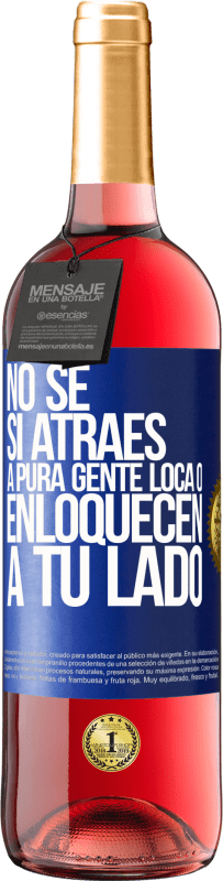 29,95 € Envío gratis | Vino Rosado Edición ROSÉ No se si atraes a pura gente loca, o enloquecen a tu lado Etiqueta Azul. Etiqueta personalizable Vino joven Cosecha 2024 Tempranillo