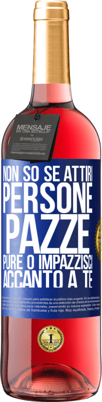 29,95 € Spedizione Gratuita | Vino rosato Edizione ROSÉ Non so se attiri persone pazze pure o impazzisci accanto a te Etichetta Blu. Etichetta personalizzabile Vino giovane Raccogliere 2024 Tempranillo