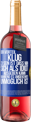 29,95 € Kostenloser Versand | Roséwein ROSÉ Ausgabe Der Vorteil klug zu sein, ist, dass man sich als Idiot ausgeben kann, während es umgekehrte unmöglich ist Blaue Markierung. Anpassbares Etikett Junger Wein Ernte 2025 Tempranillo