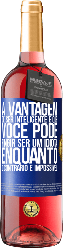 29,95 € Envio grátis | Vinho rosé Edição ROSÉ A vantagem de ser inteligente é que você pode fingir ser um idiota, enquanto o contrário é impossível Etiqueta Azul. Etiqueta personalizável Vinho jovem Colheita 2024 Tempranillo