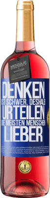 29,95 € Kostenloser Versand | Roséwein ROSÉ Ausgabe Denken ist schwer. Deshalb urteilen die meisten Menschen lieber Blaue Markierung. Anpassbares Etikett Junger Wein Ernte 2024 Tempranillo