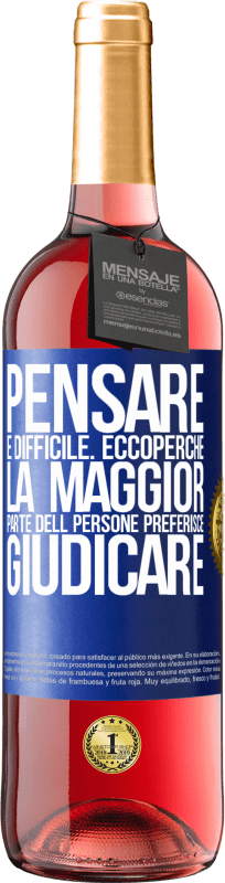 29,95 € Spedizione Gratuita | Vino rosato Edizione ROSÉ Pensare è difficile. Ecco perché la maggior parte delle persone preferisce giudicare Etichetta Blu. Etichetta personalizzabile Vino giovane Raccogliere 2024 Tempranillo