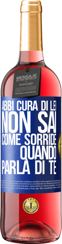 29,95 € Spedizione Gratuita | Vino rosato Edizione ROSÉ Abbi cura di lei. Non sai come sorride quando parla di te Etichetta Blu. Etichetta personalizzabile Vino giovane Raccogliere 2024 Tempranillo