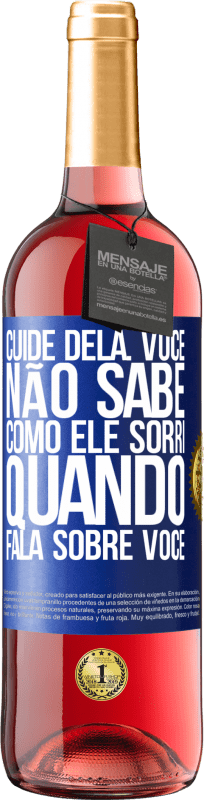 29,95 € Envio grátis | Vinho rosé Edição ROSÉ Cuide dela. Você não sabe como ele sorri quando fala sobre você Etiqueta Azul. Etiqueta personalizável Vinho jovem Colheita 2024 Tempranillo