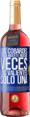 29,95 € Envío gratis | Vino Rosado Edición ROSÉ Los cobardes ven la muerte muchas veces. Los valientes sólo una Etiqueta Azul. Etiqueta personalizable Vino joven Cosecha 2024 Tempranillo