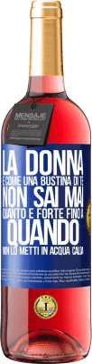 29,95 € Spedizione Gratuita | Vino rosato Edizione ROSÉ La donna è come una bustina di tè. Non sai mai quanto è forte fino a quando non lo metti in acqua calda Etichetta Blu. Etichetta personalizzabile Vino giovane Raccogliere 2023 Tempranillo