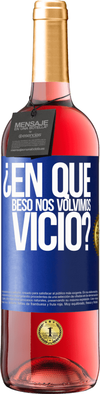 29,95 € Envío gratis | Vino Rosado Edición ROSÉ ¿En qué beso nos volvimos vicio? Etiqueta Azul. Etiqueta personalizable Vino joven Cosecha 2024 Tempranillo