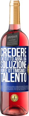 29,95 € Spedizione Gratuita | Vino rosato Edizione ROSÉ Credere che tutto abbia una soluzione non è ottimismo. È talento Etichetta Blu. Etichetta personalizzabile Vino giovane Raccogliere 2023 Tempranillo