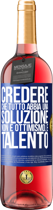 29,95 € Spedizione Gratuita | Vino rosato Edizione ROSÉ Credere che tutto abbia una soluzione non è ottimismo. È talento Etichetta Blu. Etichetta personalizzabile Vino giovane Raccogliere 2024 Tempranillo