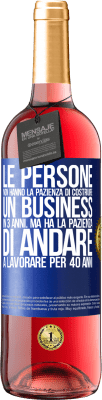 29,95 € Spedizione Gratuita | Vino rosato Edizione ROSÉ Le persone non hanno la pazienza di costruire un business in 3 anni. Ma ha la pazienza di andare a lavorare per 40 anni Etichetta Blu. Etichetta personalizzabile Vino giovane Raccogliere 2024 Tempranillo