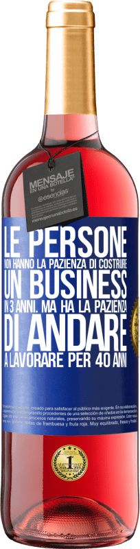 29,95 € Spedizione Gratuita | Vino rosato Edizione ROSÉ Le persone non hanno la pazienza di costruire un business in 3 anni. Ma ha la pazienza di andare a lavorare per 40 anni Etichetta Blu. Etichetta personalizzabile Vino giovane Raccogliere 2024 Tempranillo