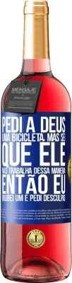 29,95 € Envio grátis | Vinho rosé Edição ROSÉ Pedi a Deus uma bicicleta, mas sei que Ele não trabalha dessa maneira. Então eu roubei um e pedi desculpas Etiqueta Azul. Etiqueta personalizável Vinho jovem Colheita 2024 Tempranillo