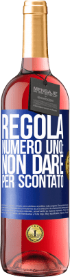 29,95 € Spedizione Gratuita | Vino rosato Edizione ROSÉ Regola numero uno: non dare per scontato Etichetta Blu. Etichetta personalizzabile Vino giovane Raccogliere 2023 Tempranillo