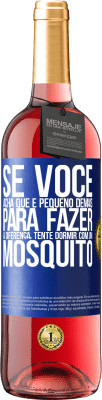 29,95 € Envio grátis | Vinho rosé Edição ROSÉ Se você acha que é pequeno demais para fazer a diferença, tente dormir com um mosquito Etiqueta Azul. Etiqueta personalizável Vinho jovem Colheita 2023 Tempranillo