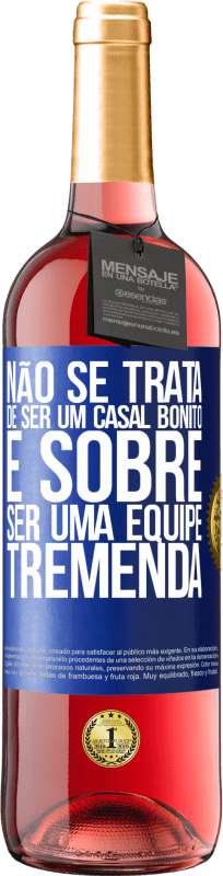 29,95 € Envio grátis | Vinho rosé Edição ROSÉ Não se trata de ser um casal bonito. É sobre ser uma equipe tremenda Etiqueta Azul. Etiqueta personalizável Vinho jovem Colheita 2024 Tempranillo