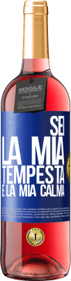 29,95 € Spedizione Gratuita | Vino rosato Edizione ROSÉ Sei la mia tempesta e la mia calma Etichetta Blu. Etichetta personalizzabile Vino giovane Raccogliere 2024 Tempranillo