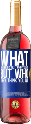 29,95 € Free Shipping | Rosé Wine ROSÉ Edition What matters is not who you are, but who they think you are Blue Label. Customizable label Young wine Harvest 2023 Tempranillo