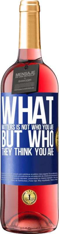 29,95 € Free Shipping | Rosé Wine ROSÉ Edition What matters is not who you are, but who they think you are Blue Label. Customizable label Young wine Harvest 2024 Tempranillo