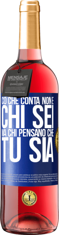 29,95 € Spedizione Gratuita | Vino rosato Edizione ROSÉ Ciò che conta non è chi sei, ma chi pensano che tu sia Etichetta Blu. Etichetta personalizzabile Vino giovane Raccogliere 2024 Tempranillo